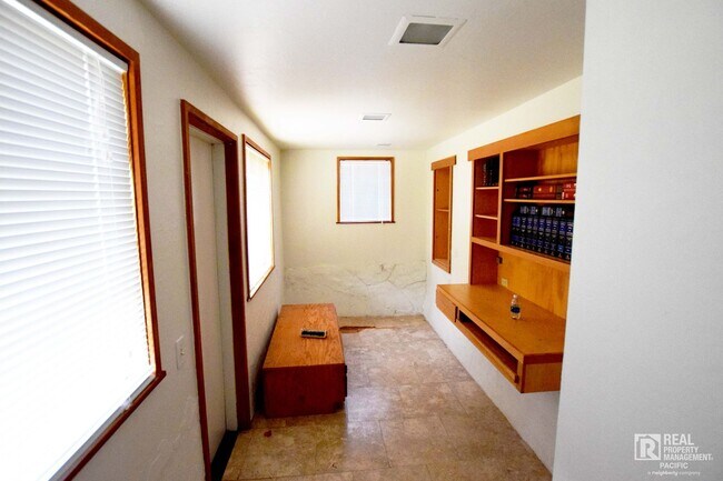 Building Photo - Timeless 4 Bedroom in West Montclair