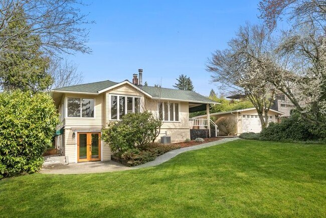 Primary Photo - Sunny Air Conditioned Mercer Island Charmer!