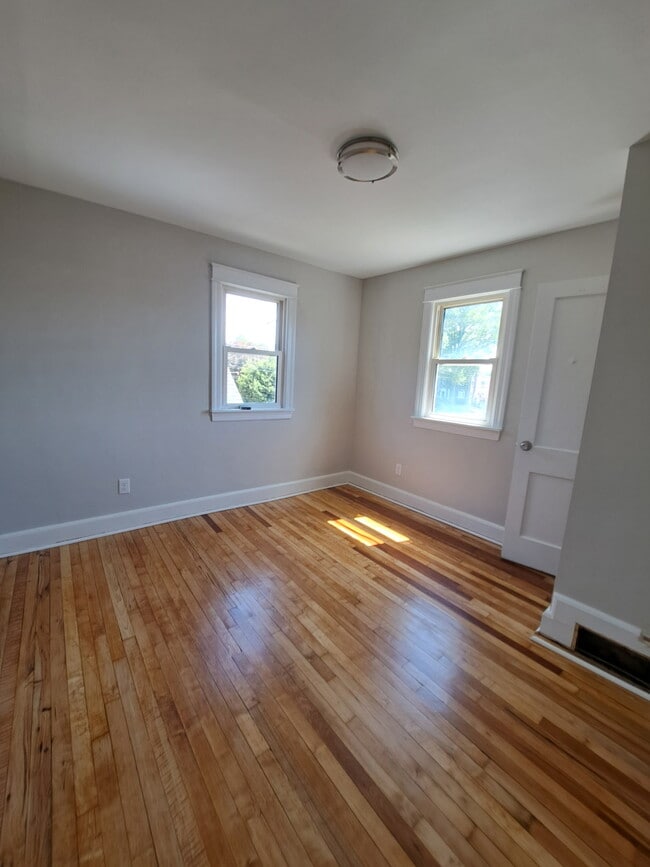 Building Photo - 1802 Maple St