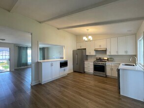 Building Photo - Upgraded 3 Bed, 2 Bath with large family room!