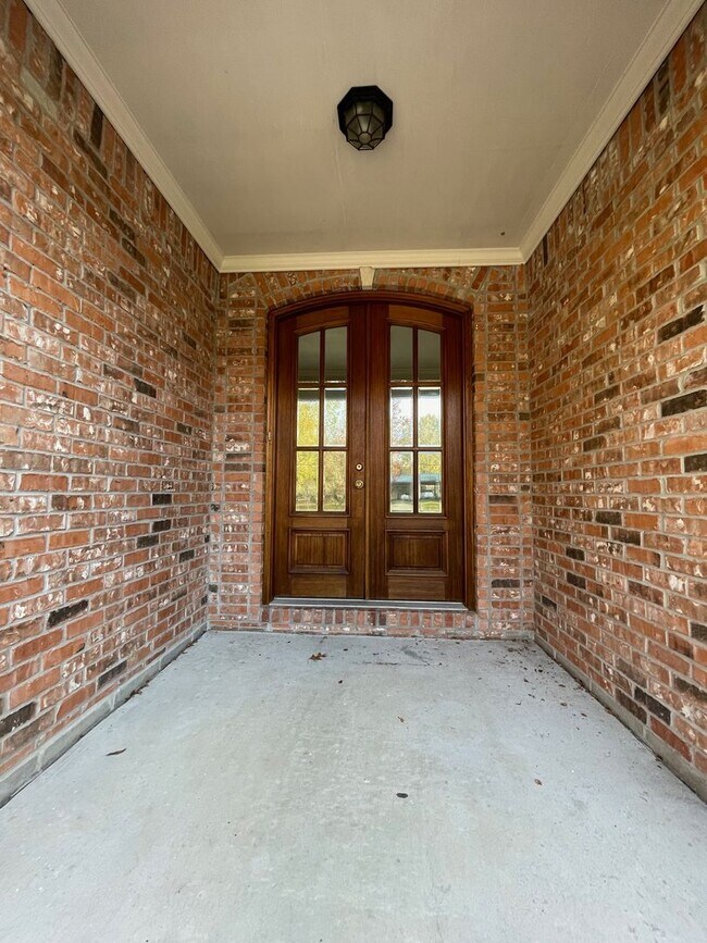 Building Photo - 3 BEDROOM HOUSE!