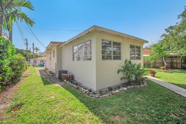 Building Photo - 2420 SW 21st Ave