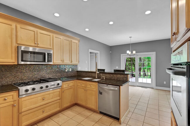 Building Photo - 244 Watch Hill Rd