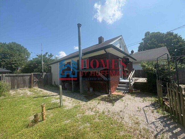 Building Photo - Two Bedroom House | Large Back Yard
