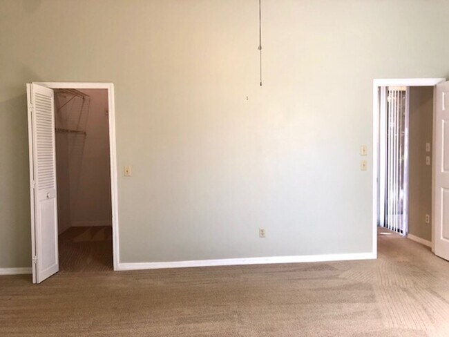 Building Photo - Available for move in February 2026!! Nice corner 2bed/2bath condo on 2nd floor with a spacious b...