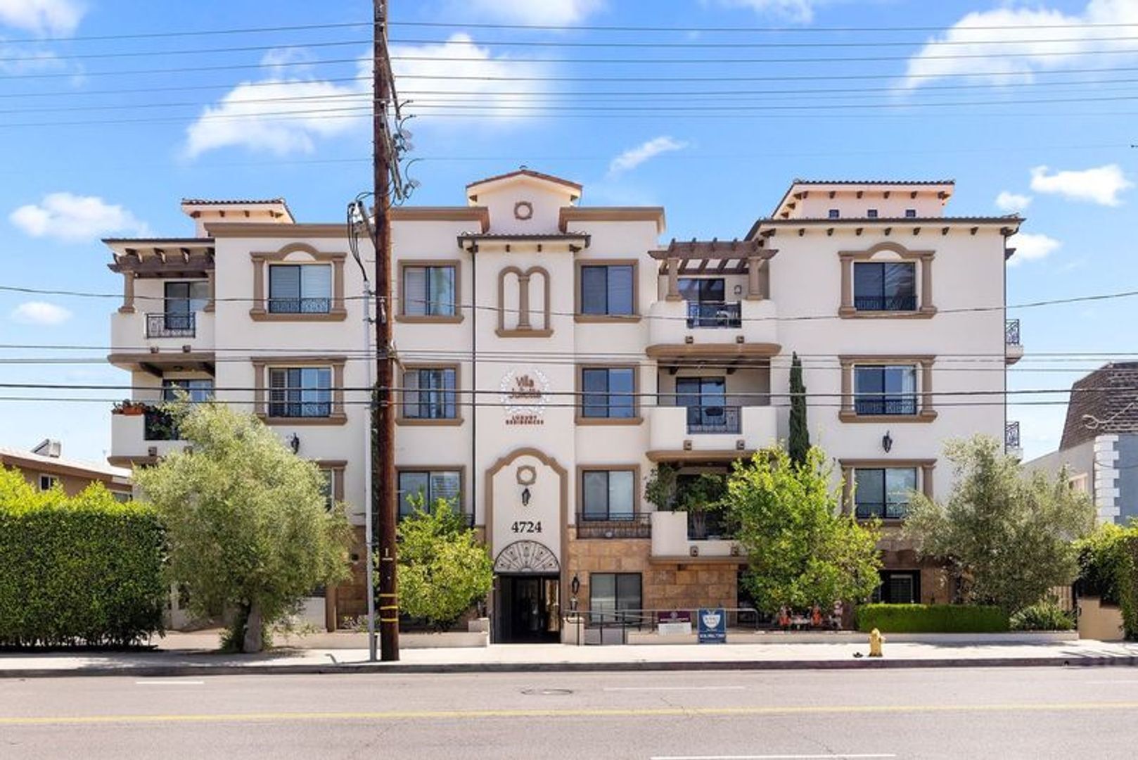 Building Photo - Modern 3 Bed, 2 Bath Condo for Lease – 1,320 Sq Ft – Prime Sherman Oaks Location
