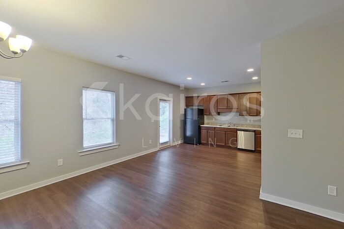 Building Photo - 433 White Oak Cir