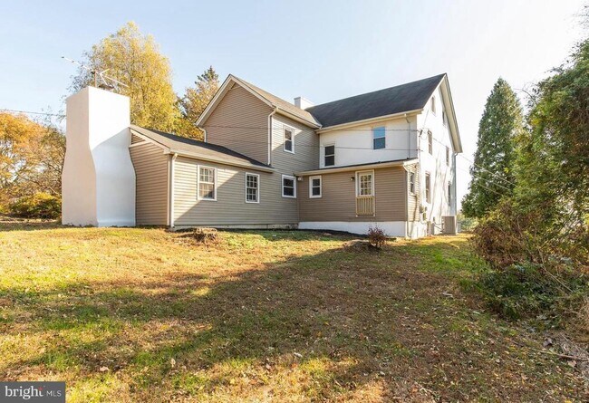 Building Photo - 211 Gale Ln