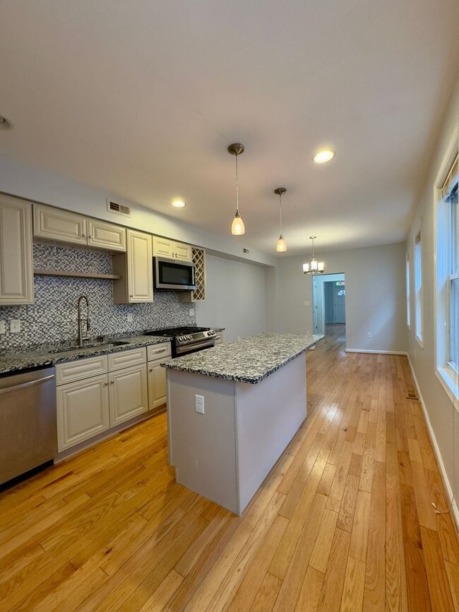 Building Photo - Charming 2 Bedroom/2.5 Bathroom Townhome in Upper Fells Point, MD!