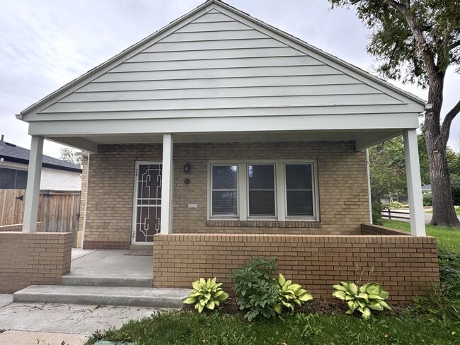 Building Photo - 700 Dexter St