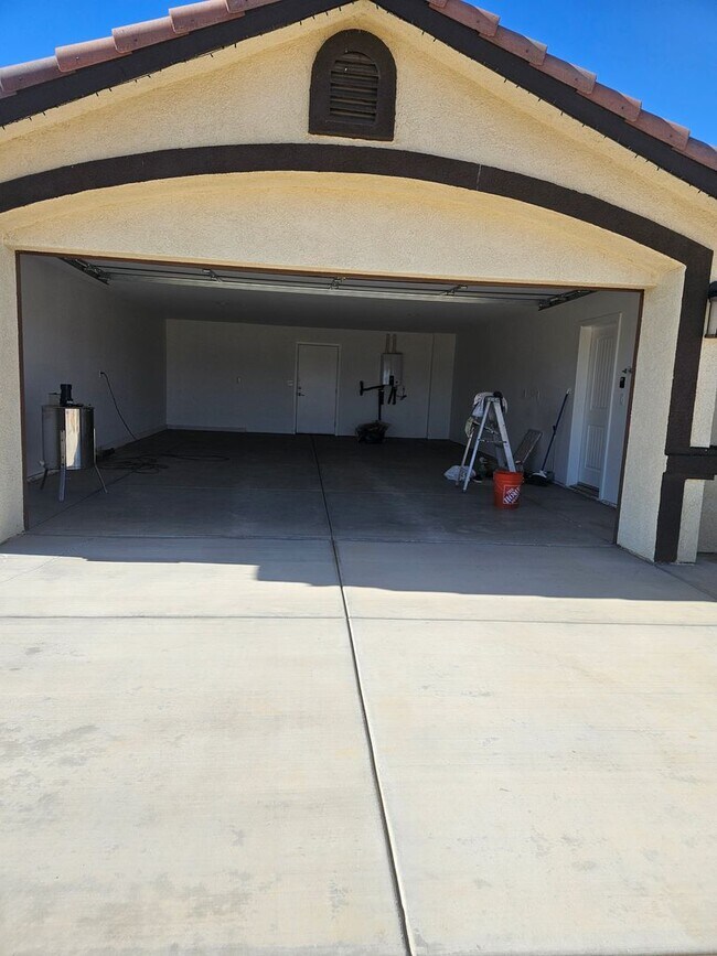 Building Photo - STUNNING CUSTOM APPLE VALLEY HOME