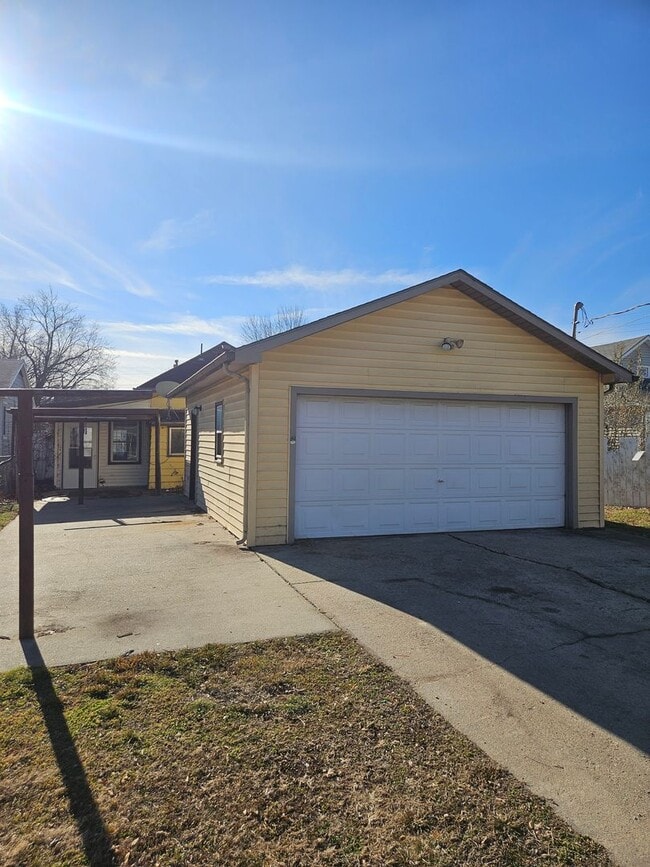 Building Photo - Spacious 2 Bedroom 1 Bath with 2 car Garage