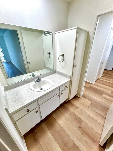 Building Photo - 14033 Burbank Blvd