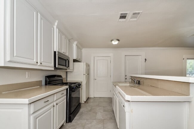 Building Photo - "Charming 2-Bedroom, 2-Bath Duplex in Prime Sherman Location – Your Perfect Home Awaits at 814 W....