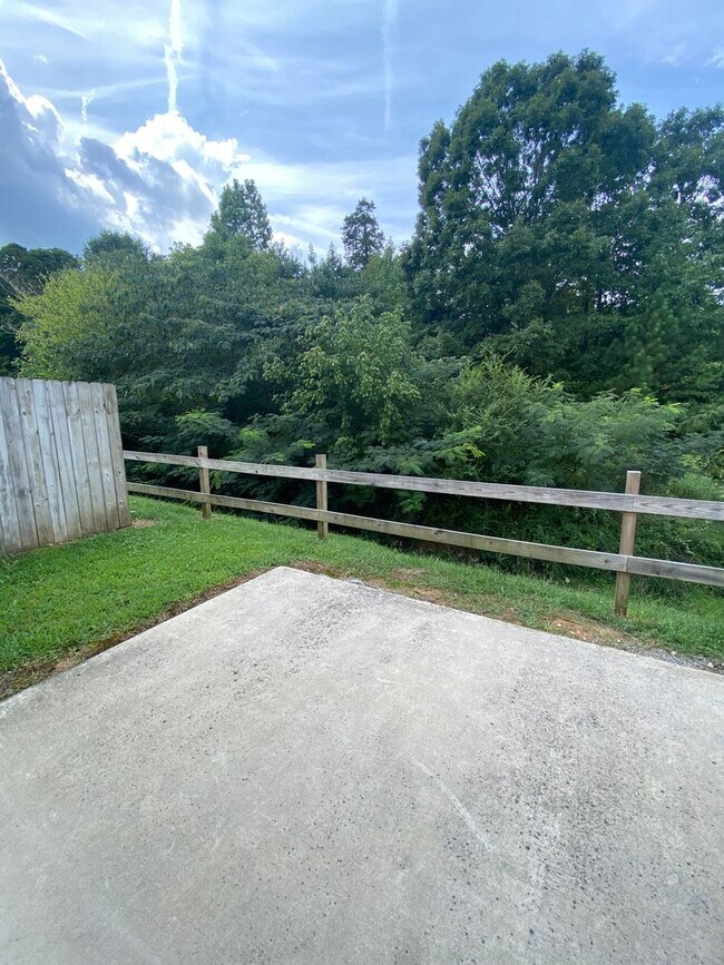 Building Photo - 4 BR, 2 BA, 2 Car Garage | Close to Chattanooga, Volkswagen, FedEx, & Amazon