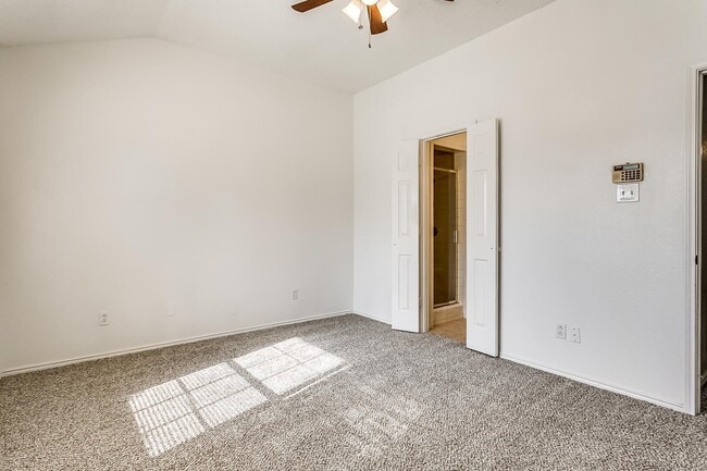 Building Photo - Cute 3 Bedroom 2 Bath 2 Car Garage One Sid...