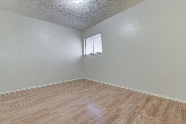 Building Photo - 300 Villa Oaks Cir