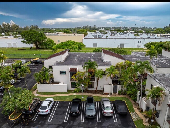 Building Photo - 4718 SW 67th Ave