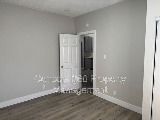 Building Photo - 2028 CHESTNUT Ave