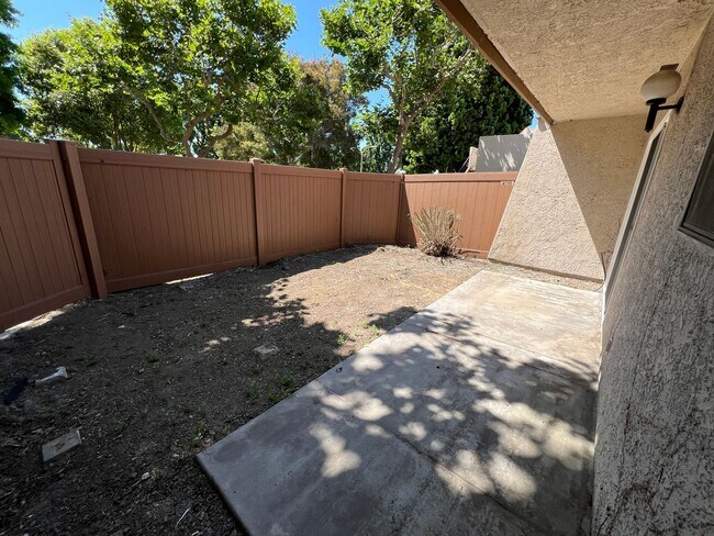 Building Photo - Single Story 3 Bedroom Ventura Condo *Totally updated* with GARAGE!