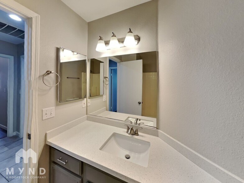 Building Photo - 423 Regal Robin Way