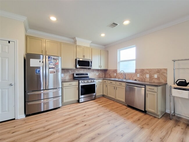 Building Photo - 1610 Pointe Leone