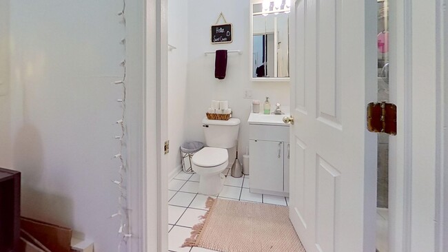 Building Photo - Top Floor East Lakeview 2 Bed/2 Bath