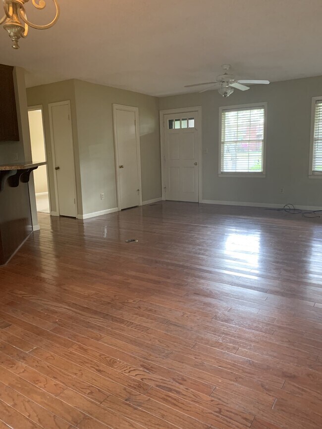 den - 2209 Diana Ave