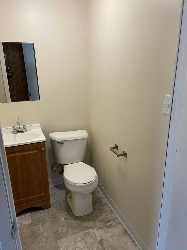 Building Photo - 4 Bedroom Home