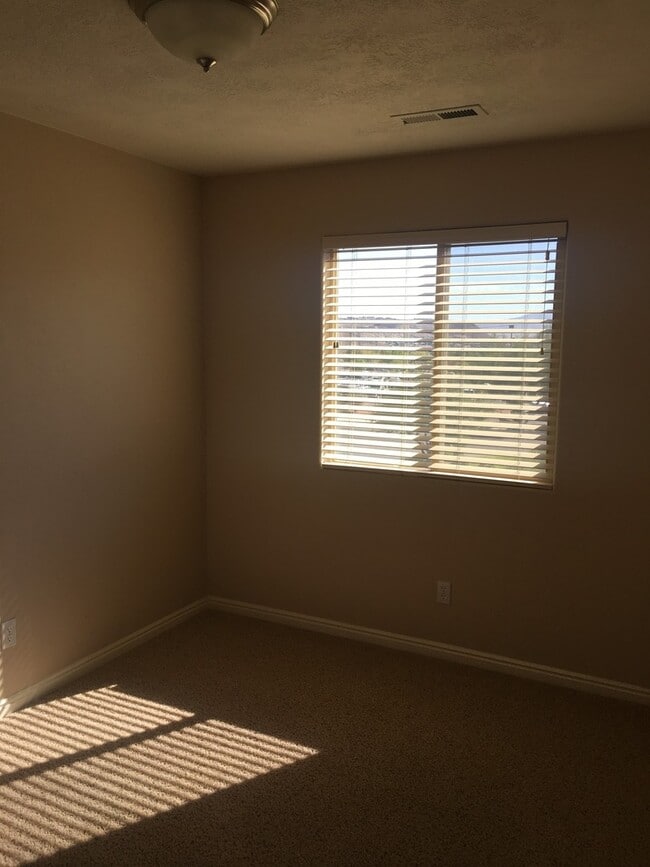 Building Photo - Skyhawk Townhome - End unit!