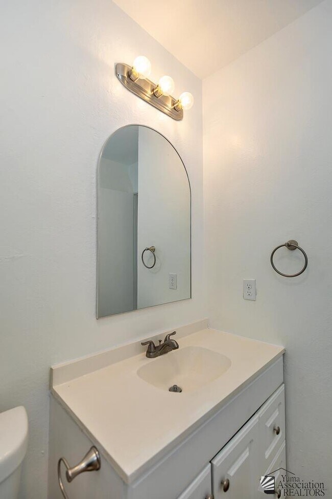 Building Photo - 1286 W 20th Pl