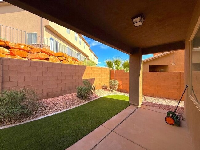 Building Photo - 4 bed, 2.5 bath duplex w/2 car garage