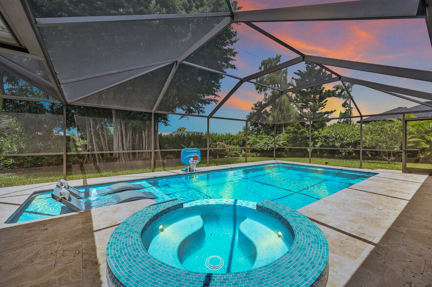 Heated hot tub and heated pool - 2305 Kings Lake Blvd