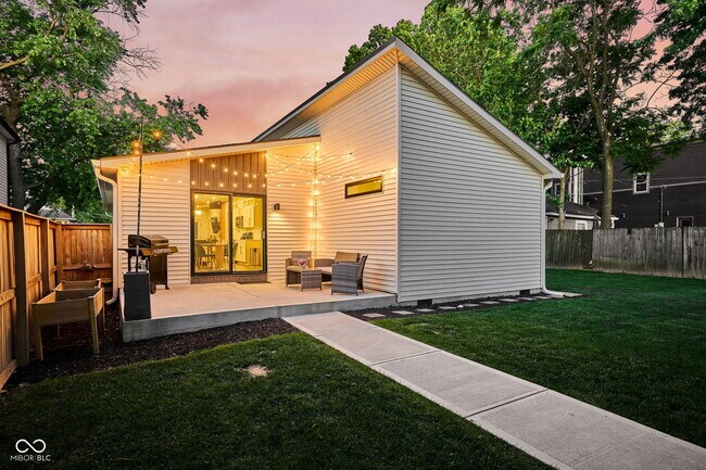 Building Photo - 806 N Beville Ave