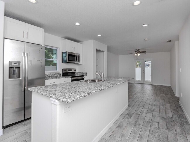 Building Photo - Charming 3-Bedroom, 2-Bathroom Home in South Tampa – Perfect Location!