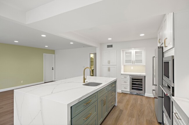 Building Photo - 20152 Redlands Dr