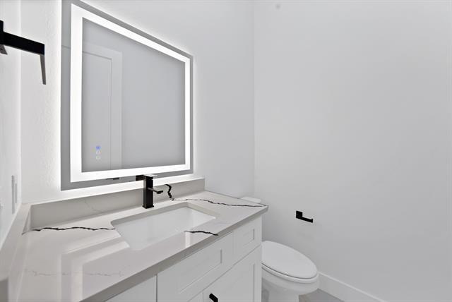 Building Photo - 302 E 7th St