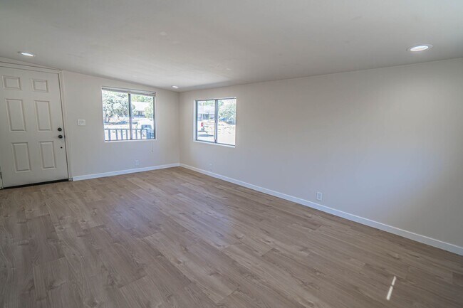 Building Photo - COMING SOON! 2 Bedroom Single Story in San...
