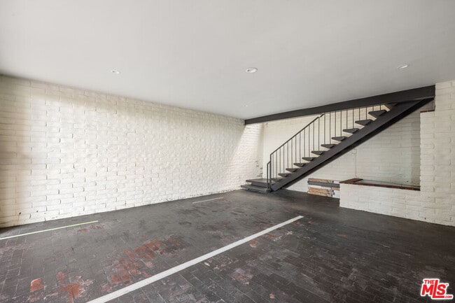 Building Photo - 9305 Beverlycrest Dr