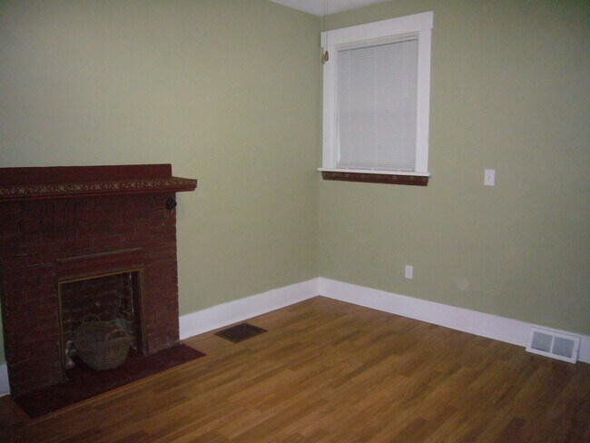 kiving room - 557 Clemesha Ave