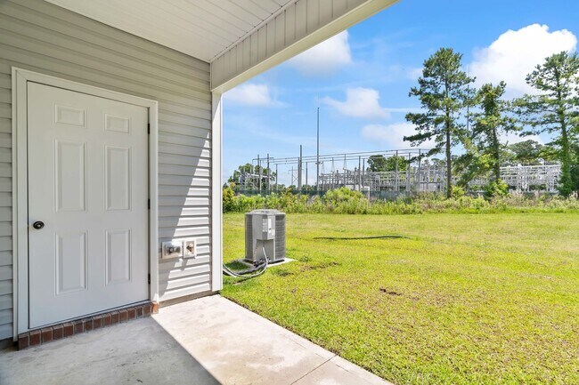 Building Photo - Marshall Farms Townhome Near Piney Green