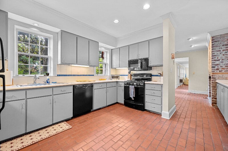 Building Photo - 69 Anson St