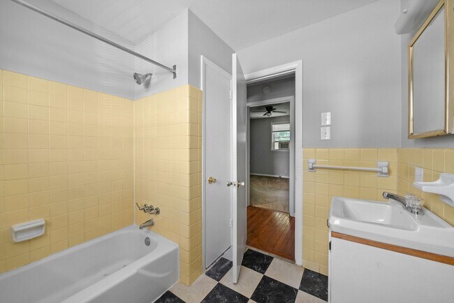 Building Photo - 454 Circle Dr