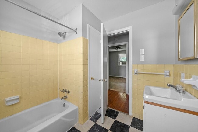 Building Photo - Circle Drive-454