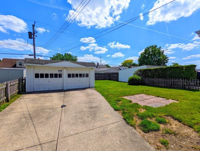 Building Photo - 3113 Silverdale Ave
