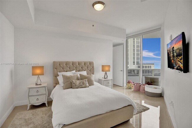 Building Photo - 15901 Collins Ave