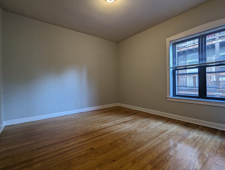 Building Photo - 2234 W Wilson Ave