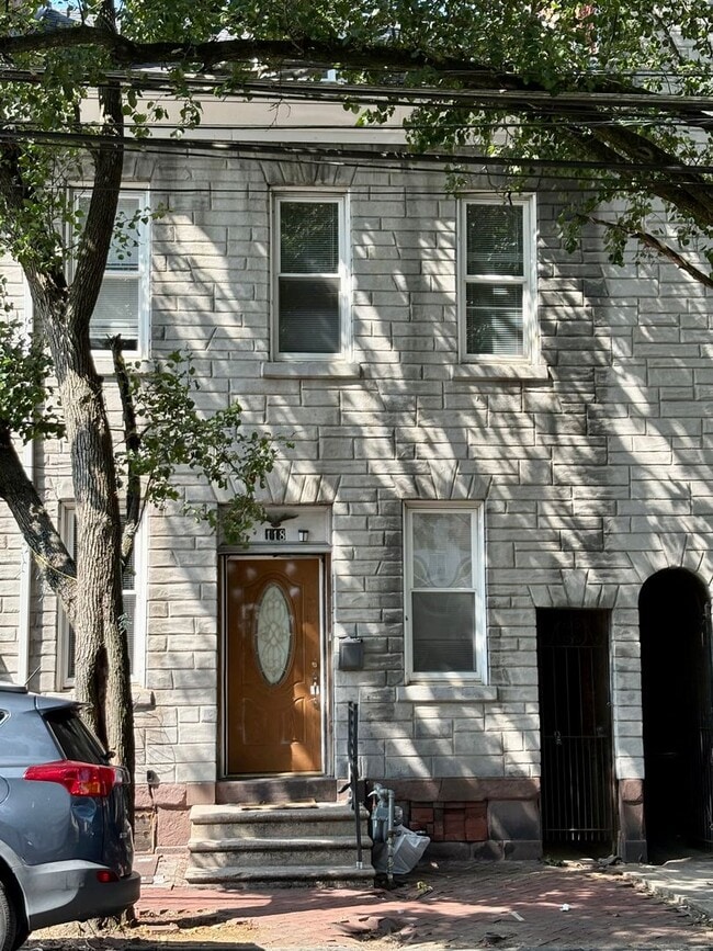 Building Photo - 4 Bedroom 1 Bathroom Rowhome in Reading w/...