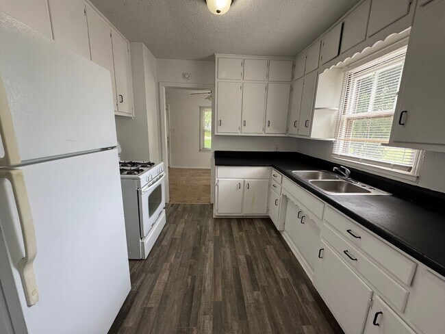 Building Photo - Greenwood 3 Bedroom 2 Bath