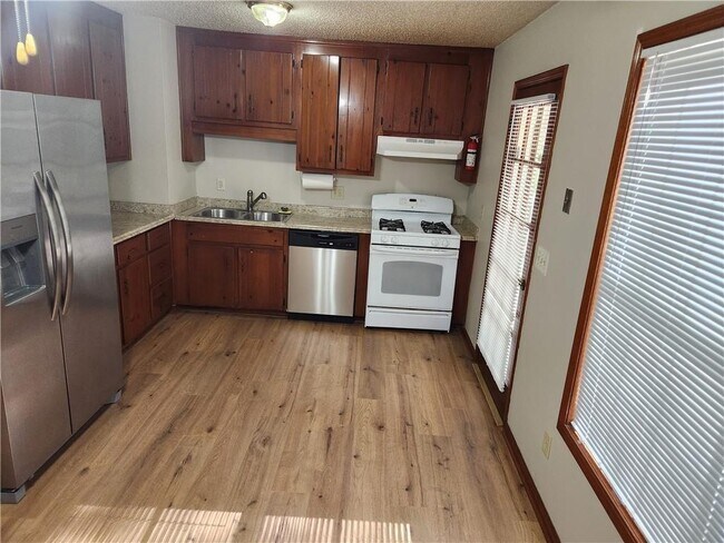 Building Photo - 3234 Valley View St